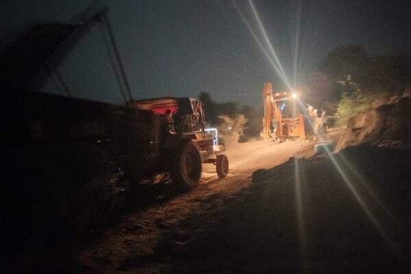 अवैध खनन पर बड़ी कार्रवाई, जेसीबी सहित कई वाहन जप्त