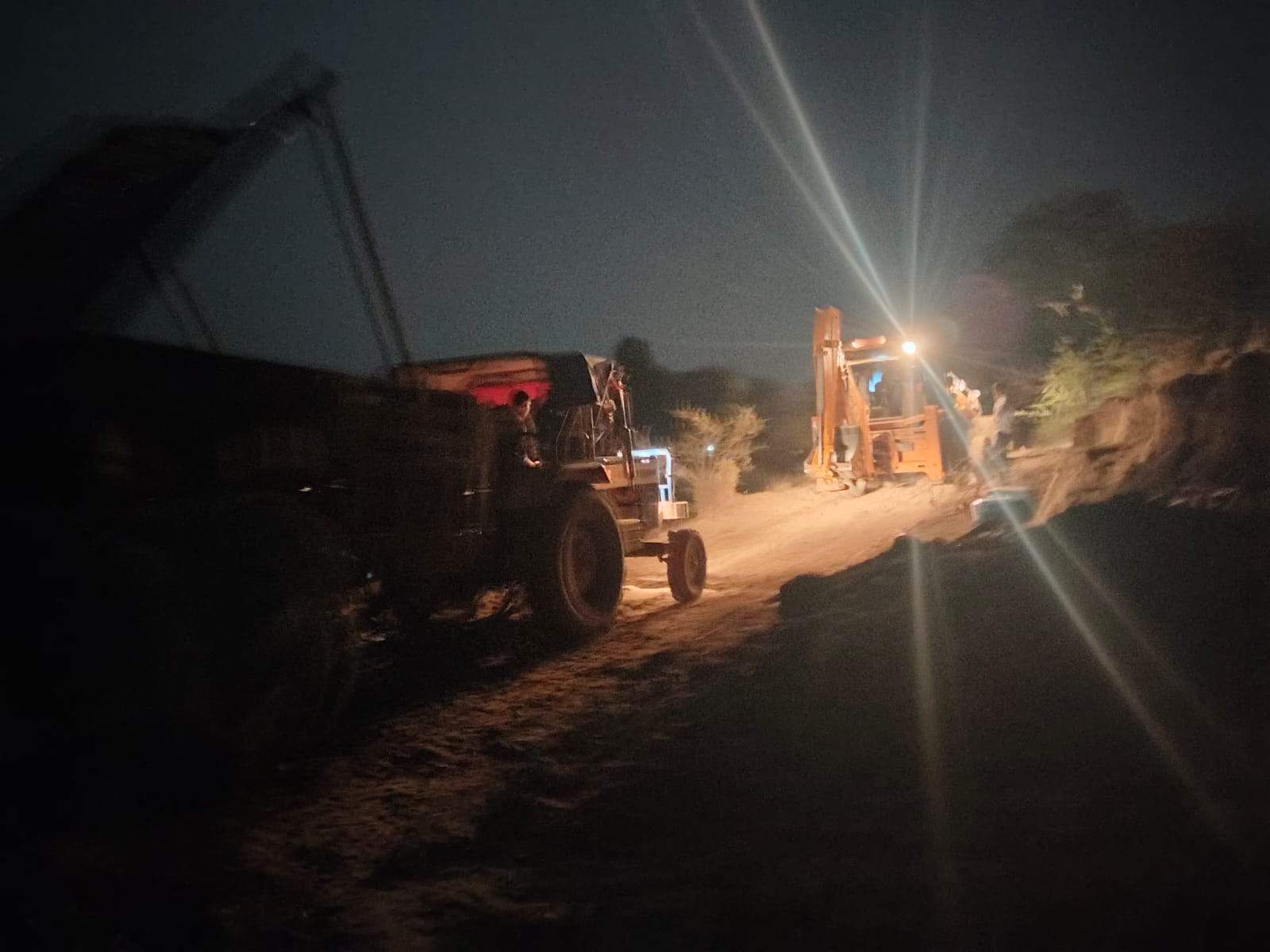 अवैध खनन पर बड़ी कार्रवाई, जेसीबी सहित कई वाहन जप्त