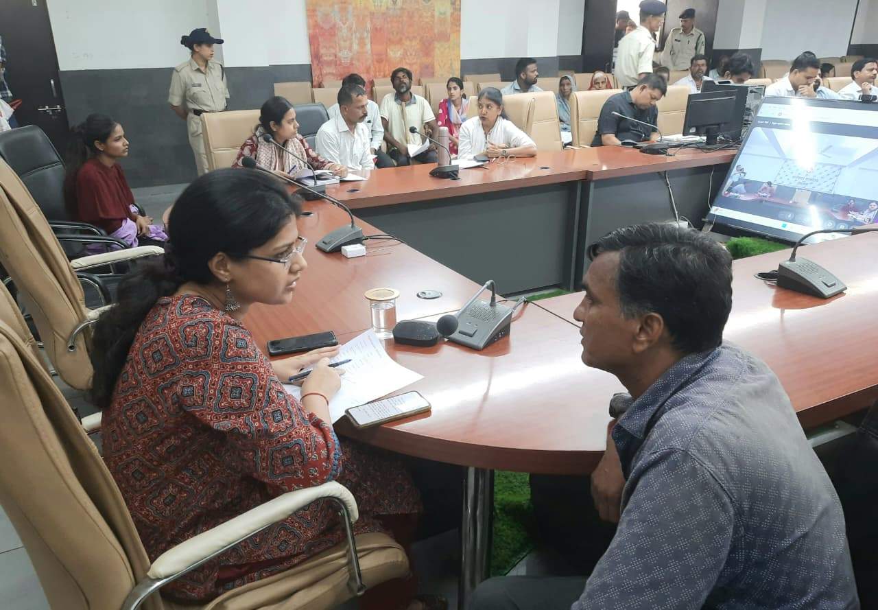जनसुनवाई में 185 आवेदनों पर हुई  सुनवाई