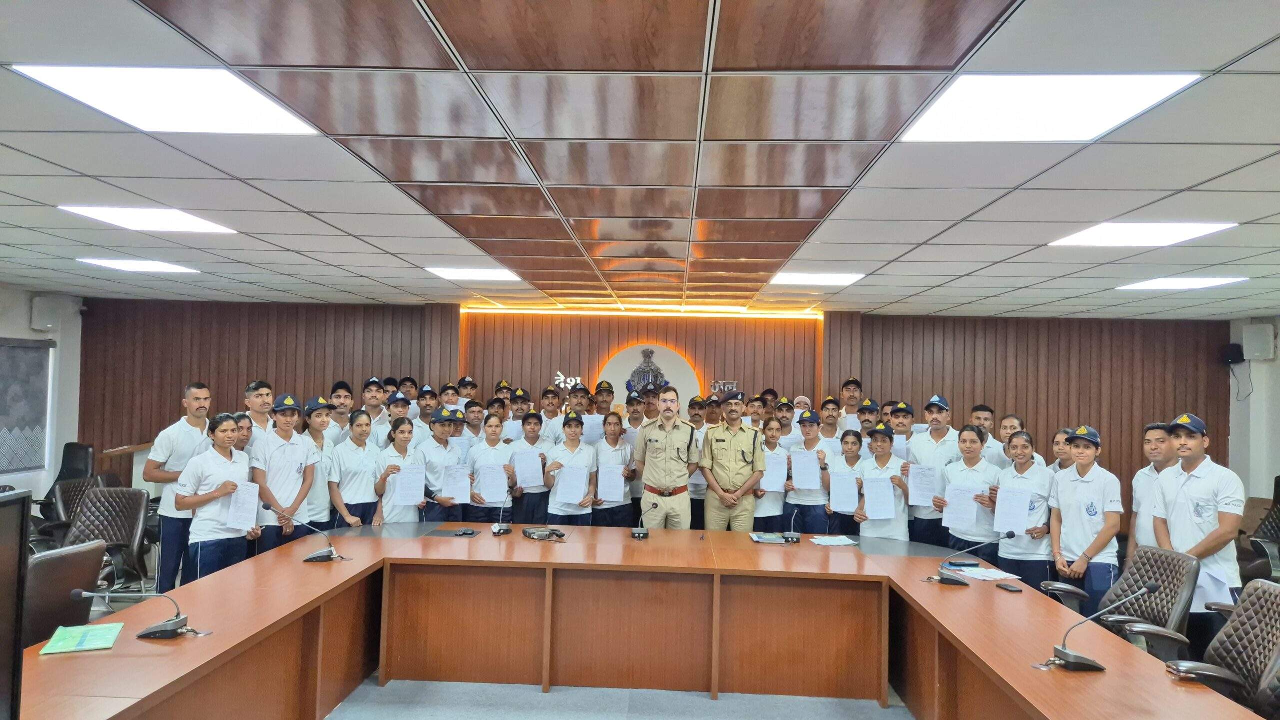 रतलाम जिले को मिले 100 नव चयनित आरक्षक, पुलिस अधीक्षक ने नियुक्ति पत्र देकर किया स्वागत
