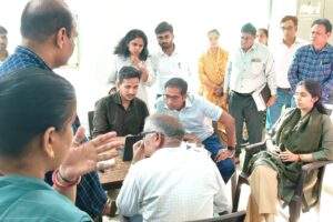संभागायुक्त उज्जैन श्री आशीष सिंह ने  सहकारी समिति मर्यादित धराड का निरीक्षण किया  खाद वितरण एवं फार्मर आईडी व्यवस्था का लिया जायजा