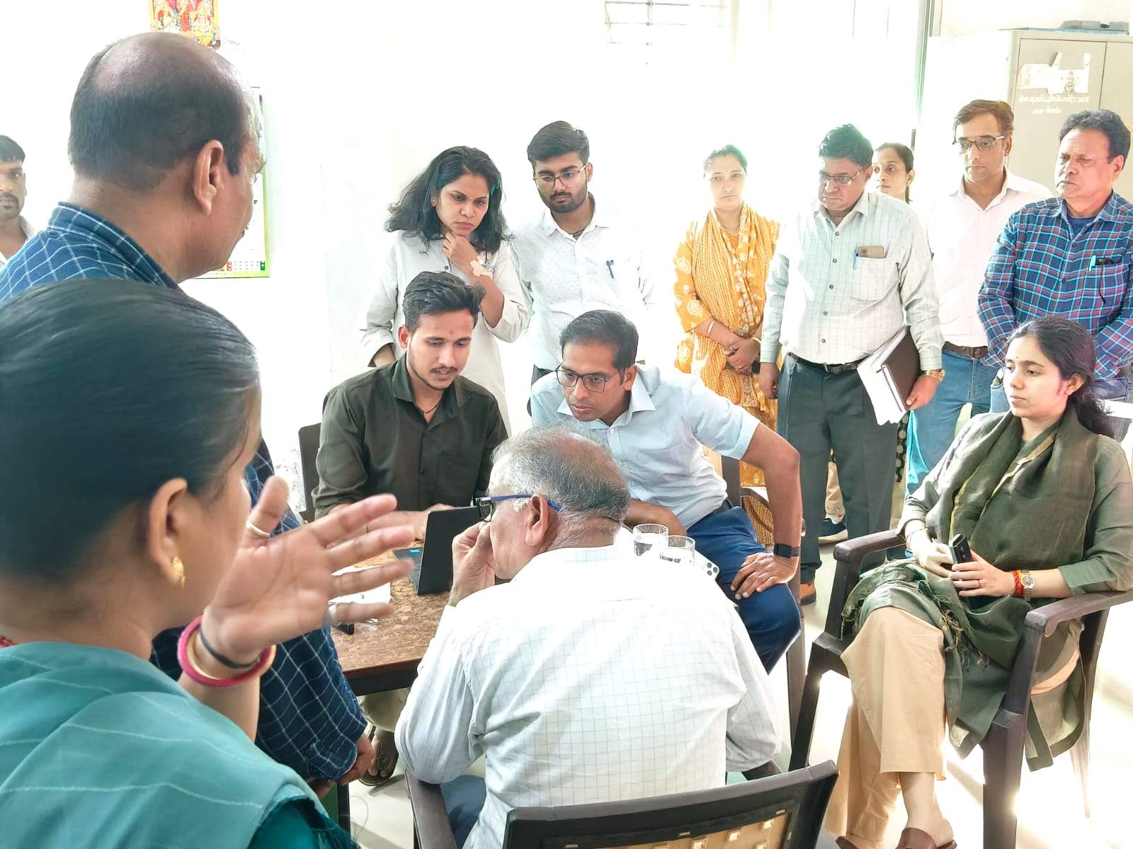 संभागायुक्त उज्जैन श्री आशीष सिंह ने  सहकारी समिति मर्यादित धराड का निरीक्षण किया  खाद वितरण एवं फार्मर आईडी व्यवस्था का लिया जायजा