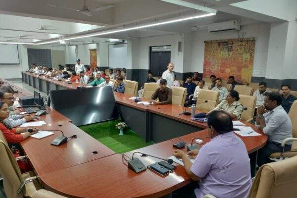 स्कूली वाहनों में सुरक्षा मानकों का कड़ाई से पालन करें : अपर कलेक्टर श्री रावत