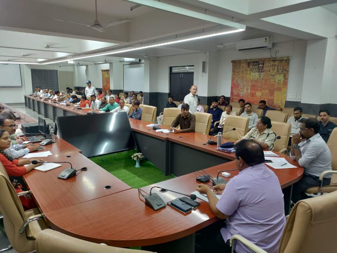 स्कूली वाहनों में सुरक्षा मानकों का कड़ाई से पालन करें : अपर कलेक्टर श्री रावत