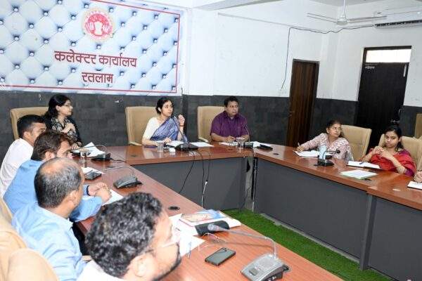एक पेड़ मां के नाम अभियान अन्तर्गत पौधारोपण करें- कलेक्टर