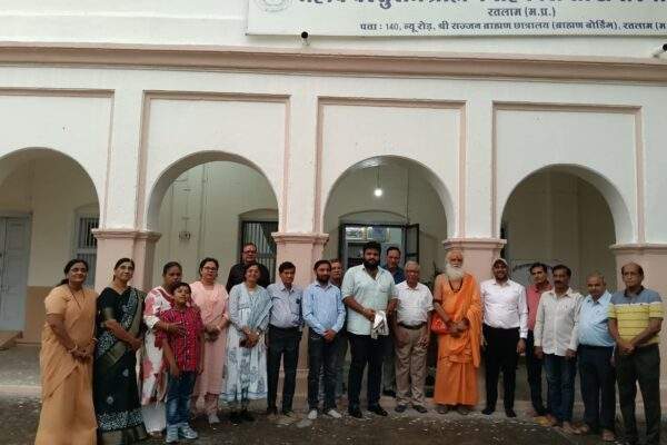 डाक्टर्स डे के अवसर पर महर्षि परशुराम ब्राह्मण सहकारी साख संस्था मर्यादित रतलाम,जय कैला माता शैक्षणिक एवं सामाजिक कल्याण समिति रतलाम द्वारा चिकित्सकों का सम्मान