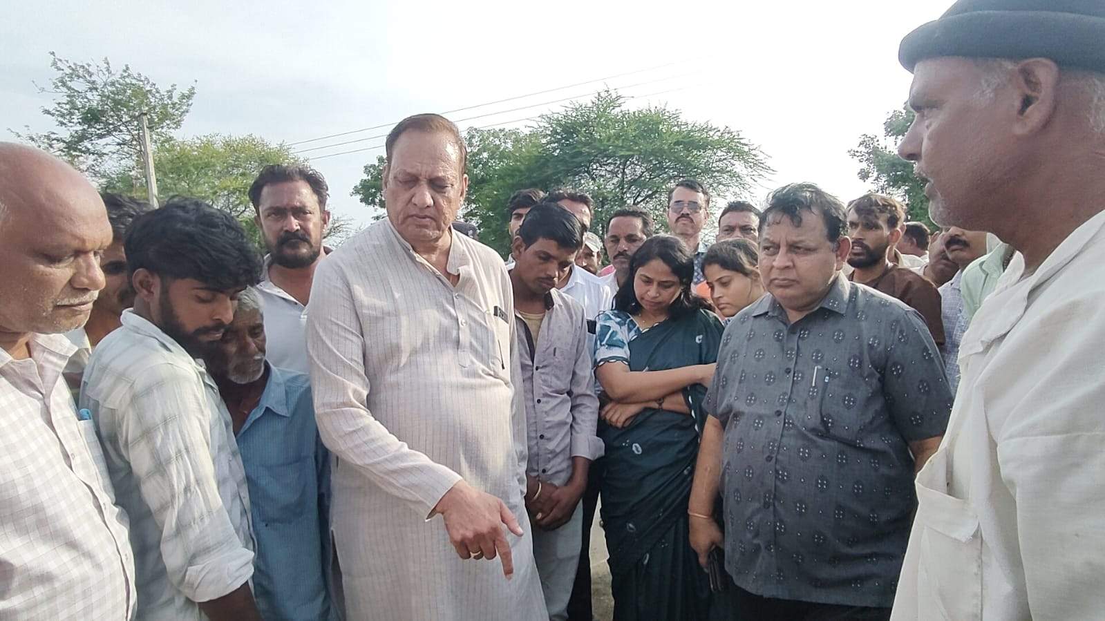आजमपुर डोडिया गांव पहुंचे विधायक डॉ. राजेंद्र पांडेय एवं अपर कलेक्टर श्री रावत