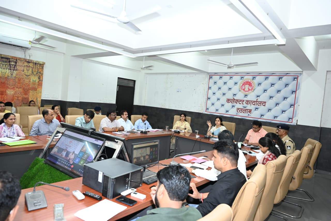 सीएम हेल्पलाइन शिकायतों का प्राथमिकता के साथ संतुष्टिपूर्वक करें निराकरण : कलेक्टर श्रीमती सिंह
