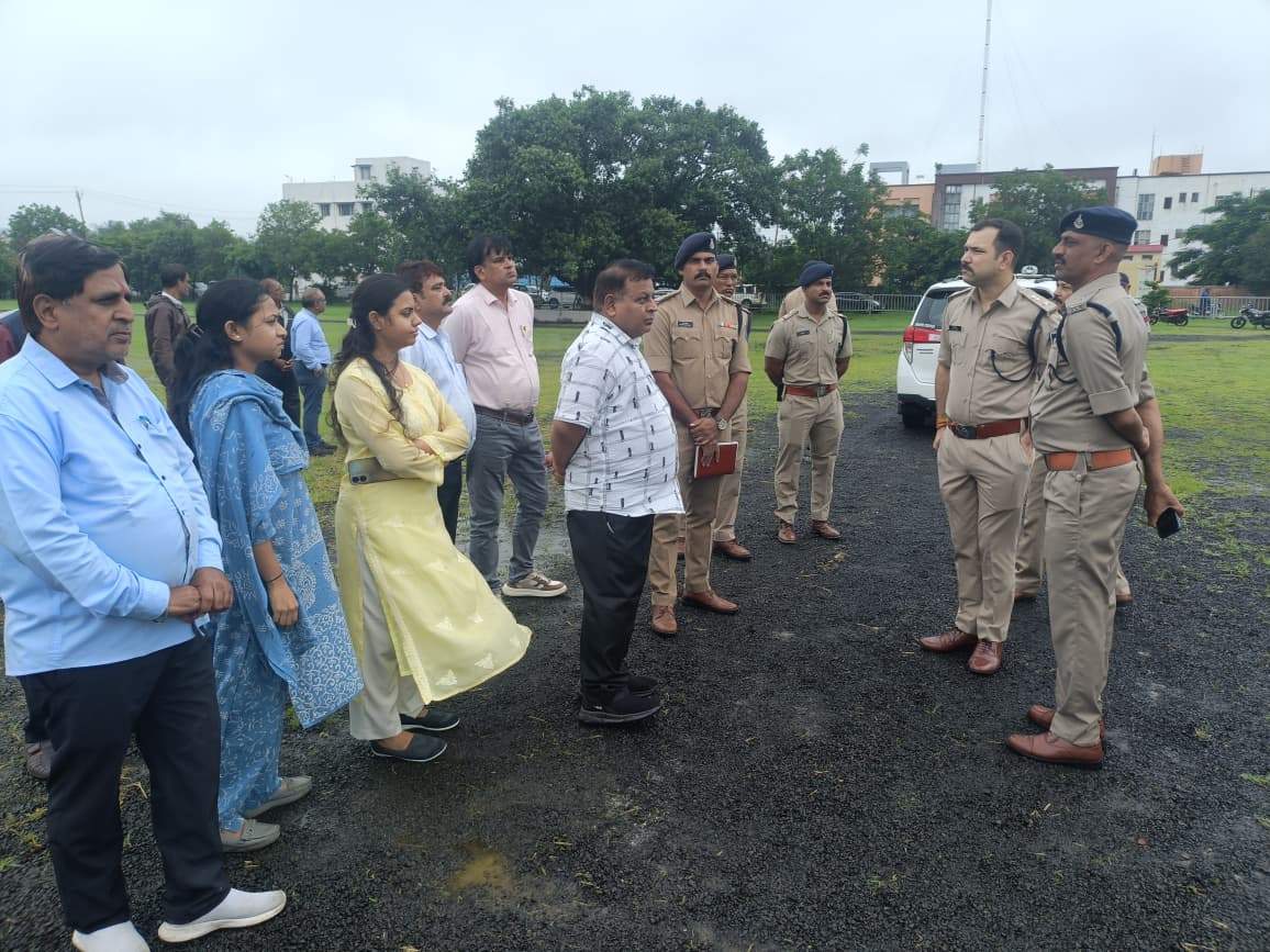 स्वतंत्रता दिवस समारोह के लिए विभागीय अधिकारियों ने पुलिस लाइन मैदान परेड ग्राउंड का निरीक्षण किया