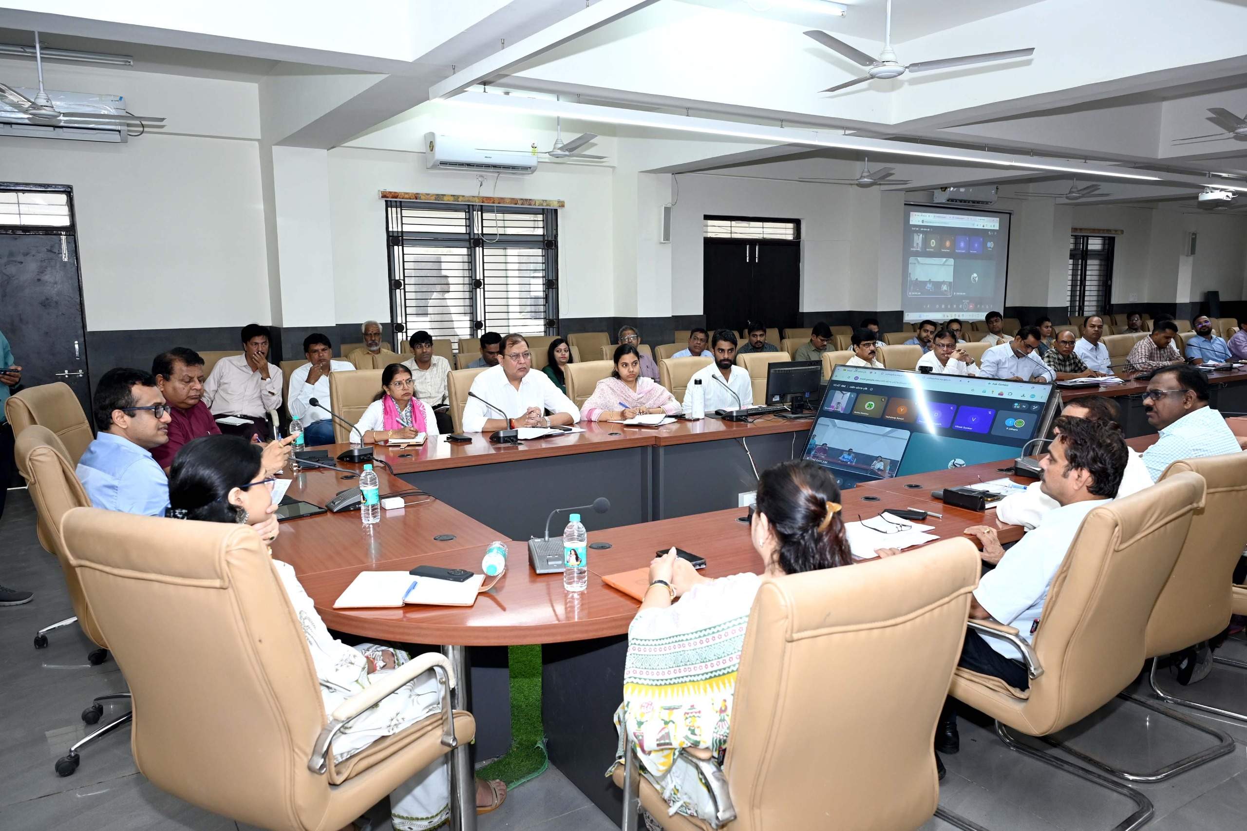 बैठक में अनुपस्थित खेल, आबकारी एवं पेंशन अधिकारी को कारण बताओ नोटिस जारी करें : कलेक्टर श्री कटेसरिया