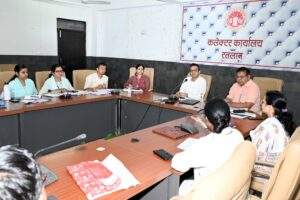 राजस्व आदेशों के समयबद्ध अनुपालन के दिए निर्देश, राजस्व अधिकारियों की समीक्षा बैठक संपन्न