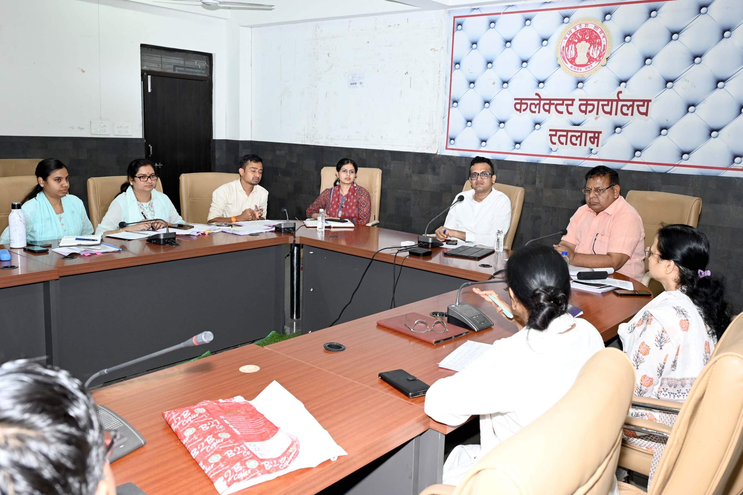 राजस्व आदेशों के समयबद्ध अनुपालन के दिए निर्देश, राजस्व अधिकारियों की समीक्षा बैठक संपन्न