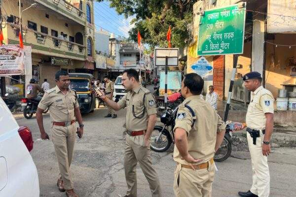गणेशोत्सव की सुरक्षा को लेकर रतलाम पुलिस पूरी तरह मुस्तैद, एसपी अमित कुमार ने शहर का भ्रमण कर गणेश पंडालों का किया निरीक्षण, आयोजकों से किया संवाद
