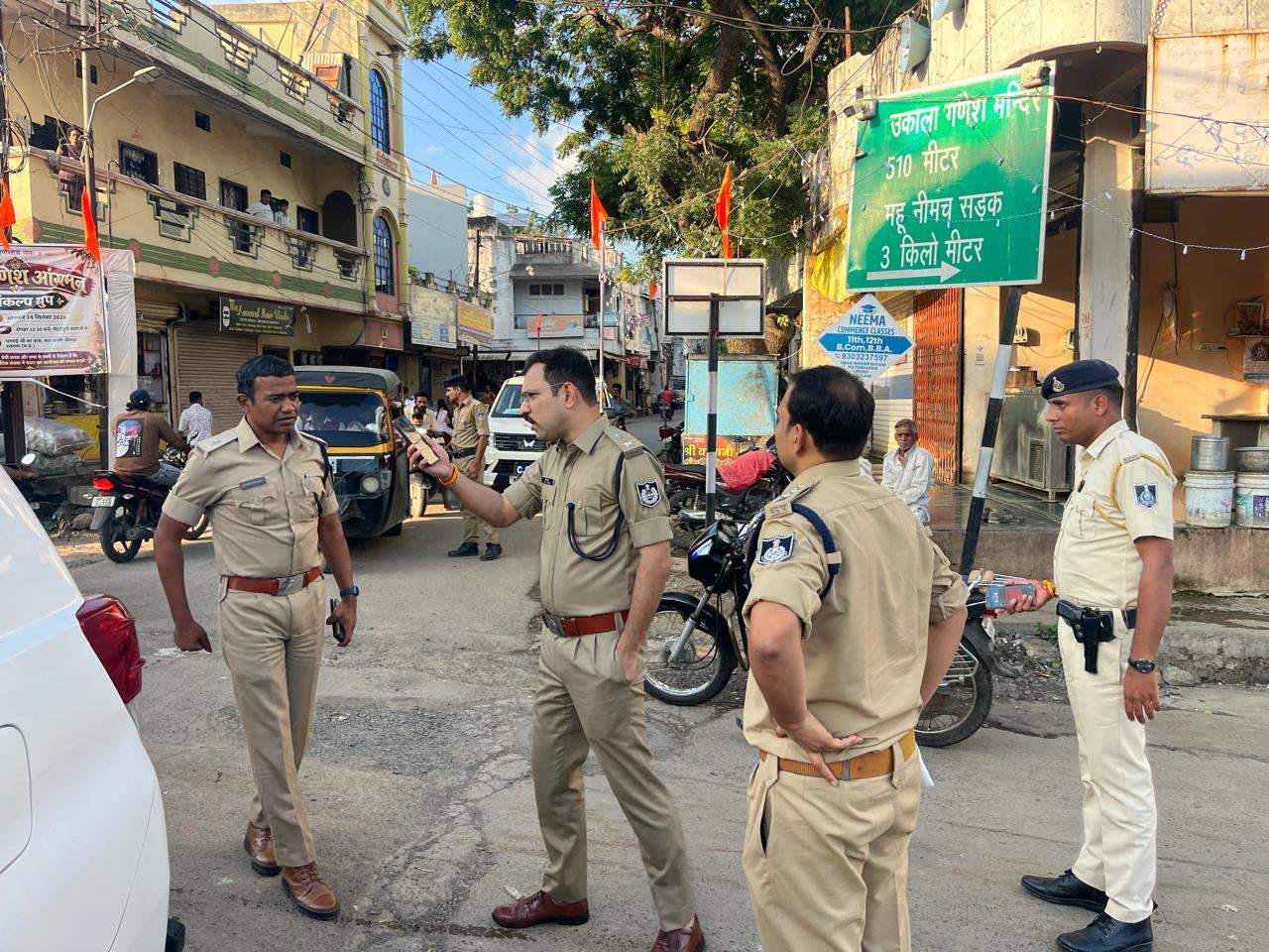 गणेशोत्सव की सुरक्षा को लेकर रतलाम पुलिस पूरी तरह मुस्तैद, एसपी अमित कुमार ने शहर का भ्रमण कर गणेश पंडालों का किया निरीक्षण, आयोजकों से किया संवाद