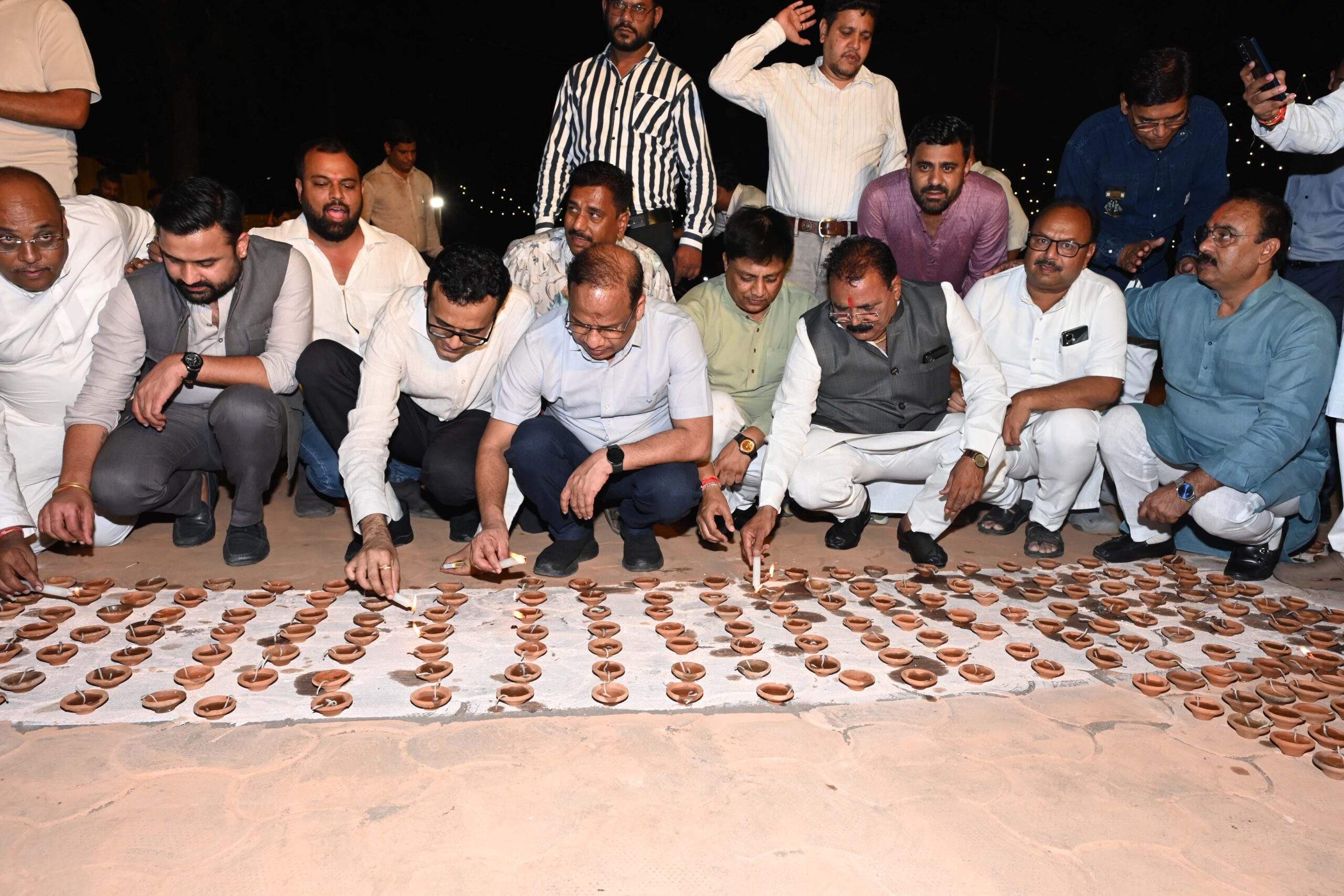 30 हजार दियों से जगमगाया झाली तालाब परिसर, जिले में 50 सार्वजनिक स्थानों पर 6 लाख दीपक प्रज्वलित कर दिया सेवा और संकल्प का संदेश