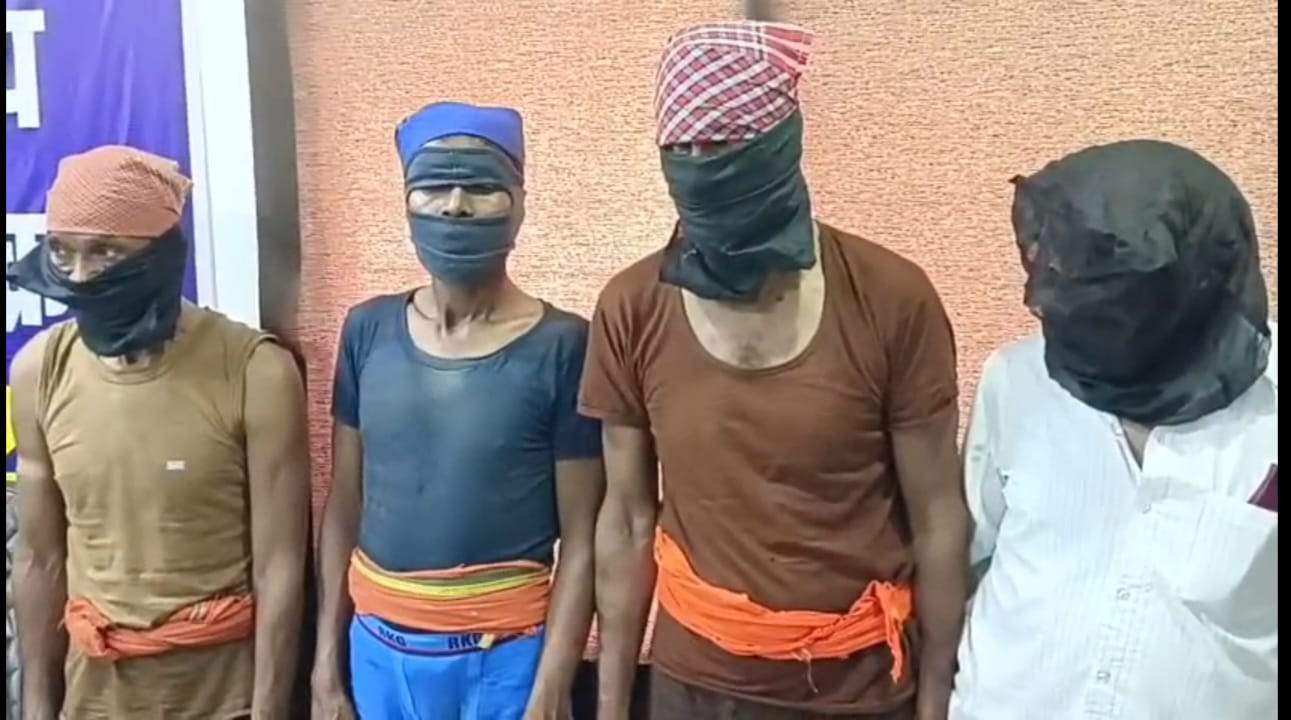 थाना औद्योगिक क्षेत्र रतलाम पुलिस की बड़ी सफलता — चड्डी-बनियान गैंग के 04 आरोपी गिरफ्तार, चोरी का माल खरीदने वाला भी पकड़ाया