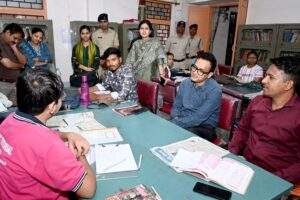 कलेक्टर पुस्तकालय पहुंचे, बच्चों के बीच बैठकर पूछा- पुस्तकालय में कोई दिक्कत तो नहीं