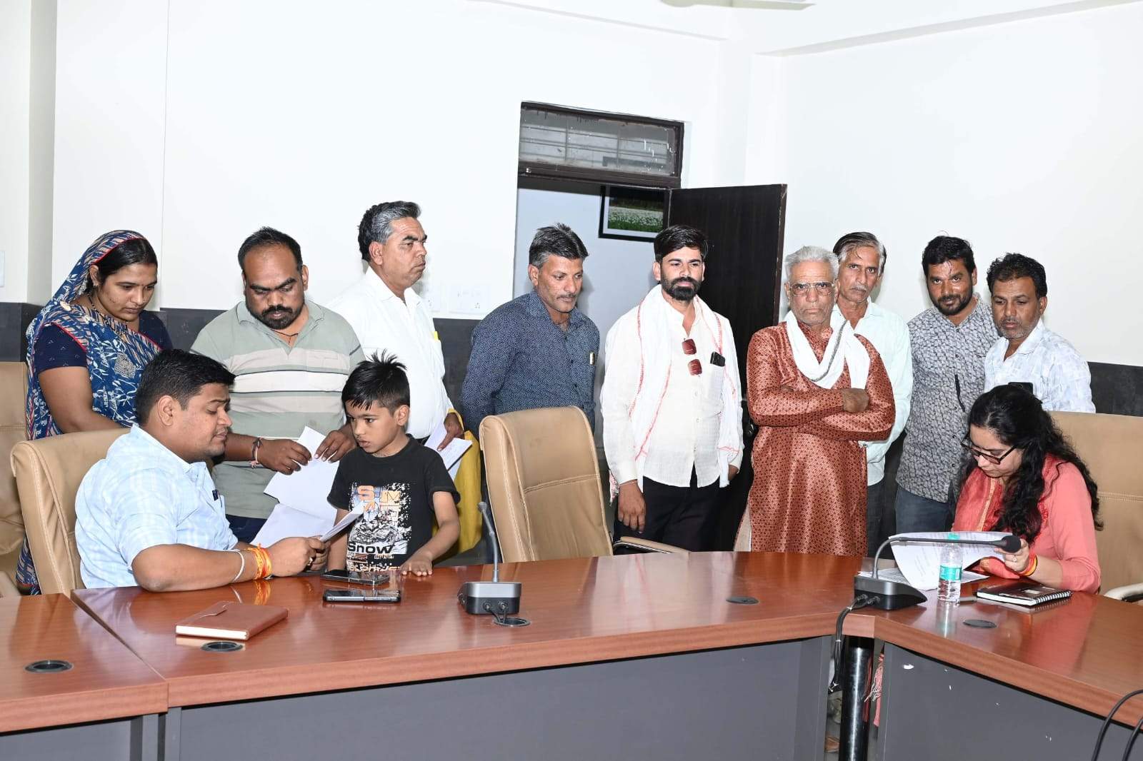 प्रभारी कलेक्टर सुश्री वैशाली जैन के निर्देशन में जिला मुख्यालय सहित विभिन्न केन्द्रों पर हुई जनसुनवाई